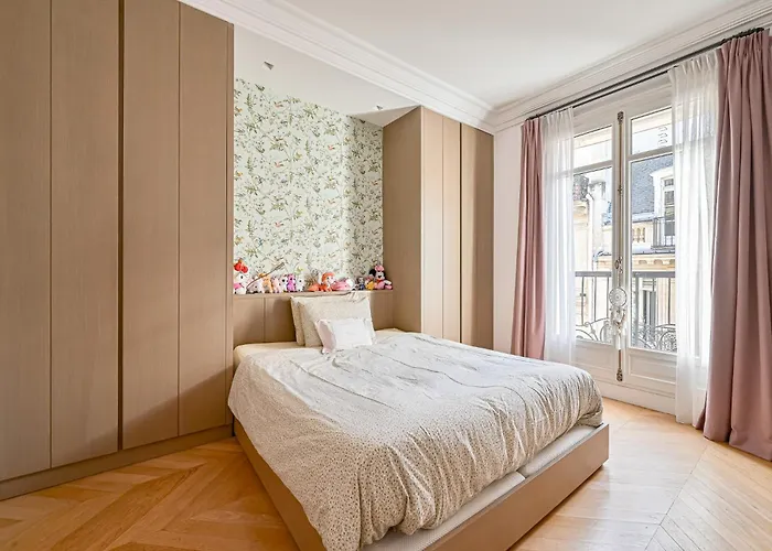 Elegant 170M2 Paris Apartment Near Eiffel Tower *