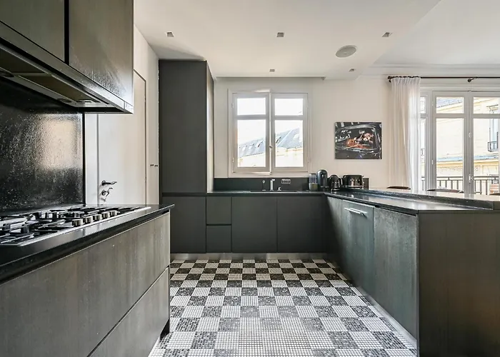 Elegant 170M2 Paris Apartment Near Eiffel Tower