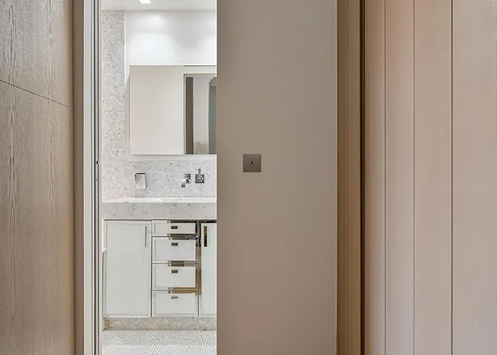 Elegant 170M2 Paris Apartment Near Eiffel Tower パリ
