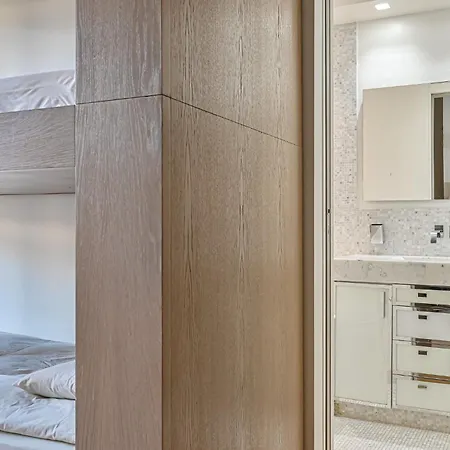 Gorgeous Eiffel Tower - Champs Elysees Apartment
